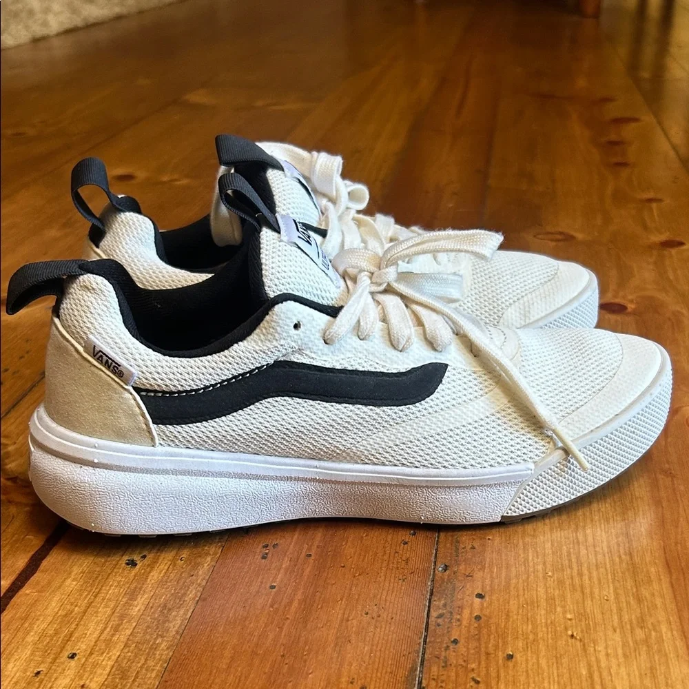 Vans Cream Low-Top Sneakers with Black Side Wave
